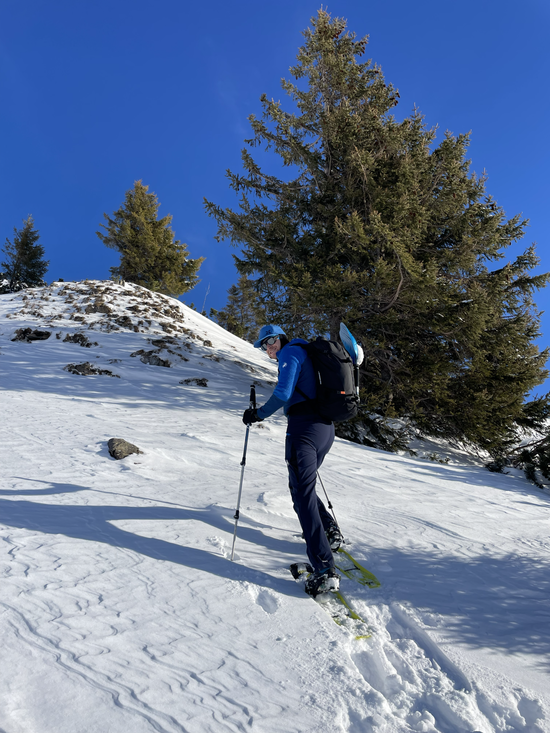 Bergkompass Bergwanderführer Pascal Schirmer als Schneeschuhtourengeher im Aufstieg über eine verschneite Bergflanke