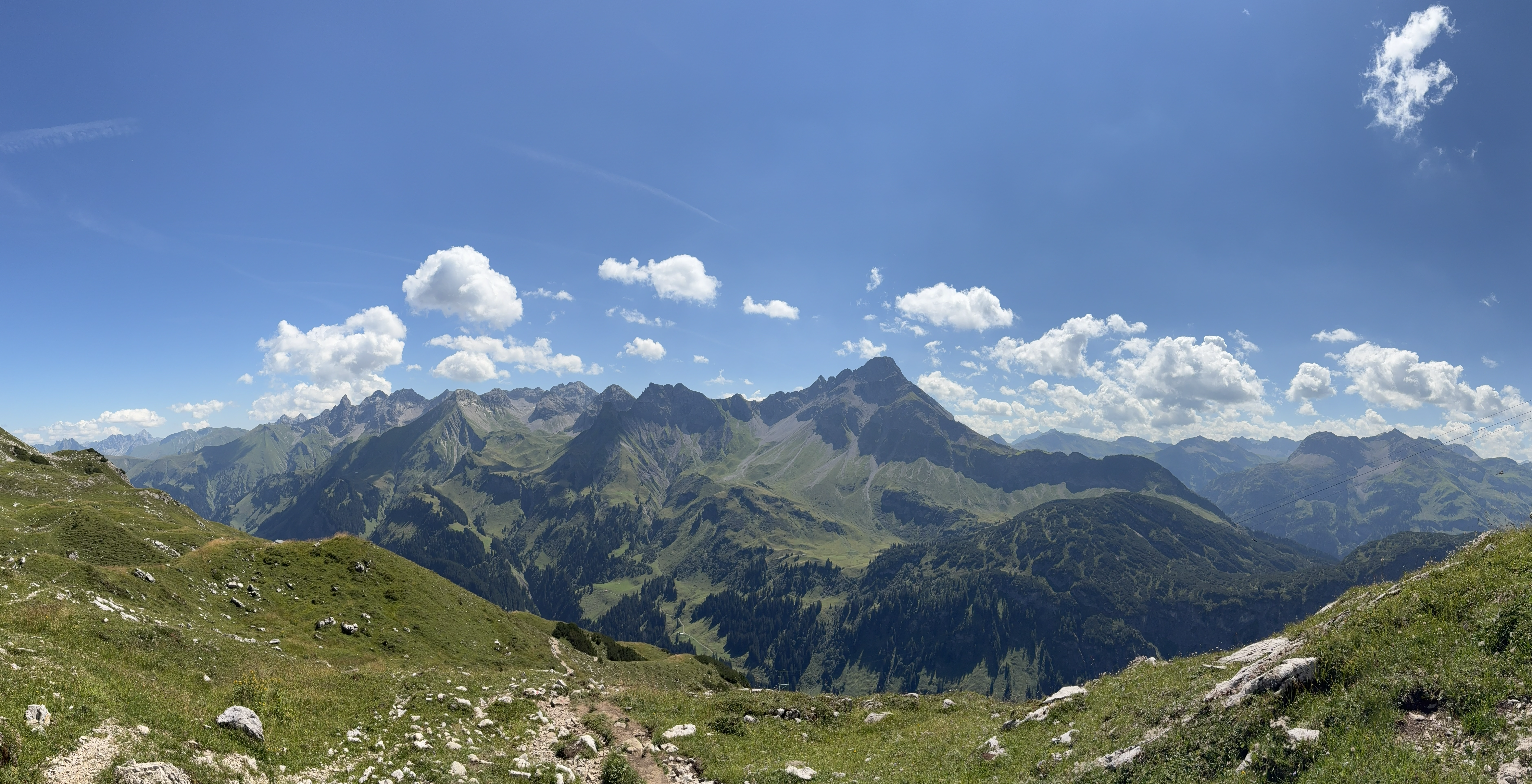 Allgäuer Hochalpen mit Blick über den Allgäuer Hauptkamm vom Biberkopf bis zur Trettachspitze unter klarem Sommerhimmel – fotografiert von Bergkompass Bergwanderführer Pascal Schirmer