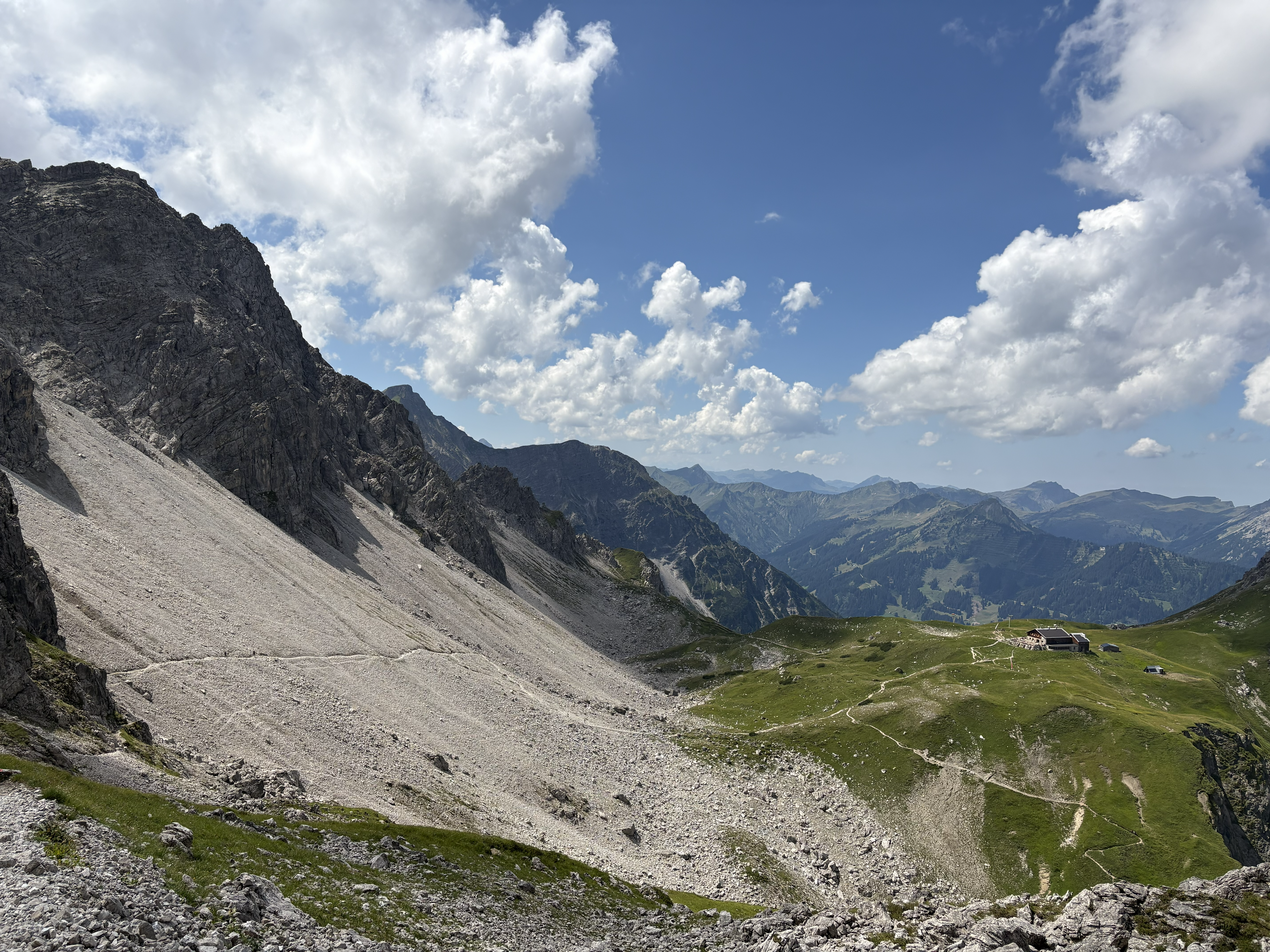 Fiderepasshütte von der Fiderescharte mit Blick ins Kleinwalsertal Krumbacher Höhenweg fotografiert von Bergkompass Bergwanderführer Pascal Schirmer