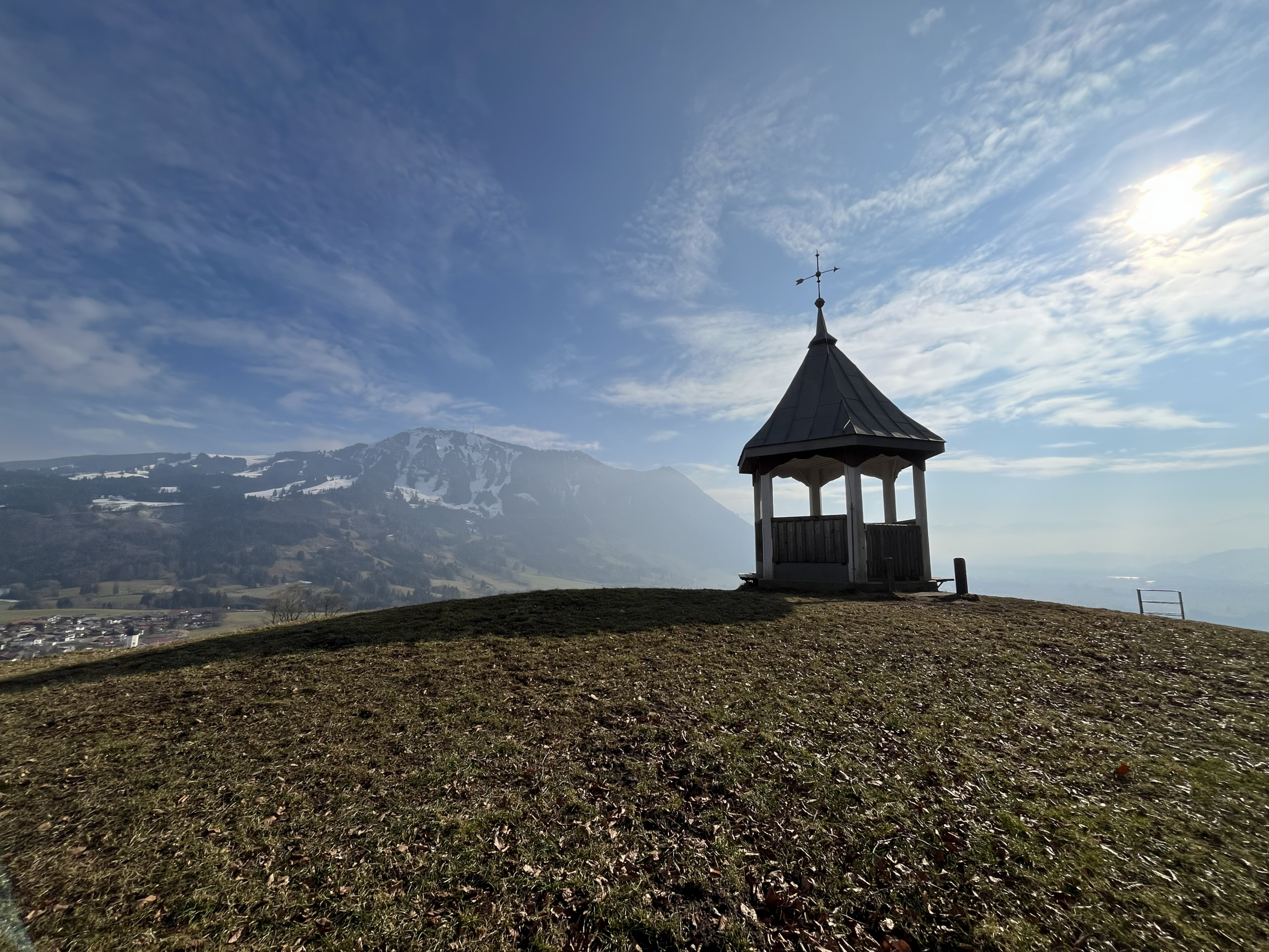 Pavillon auf der Gebhardshöhe mit Blick zum Grünten und Rettenberg, weite Almhänge und Talblick – fotografiert von Bergkompass Bergwanderführer Pascal Schirmer