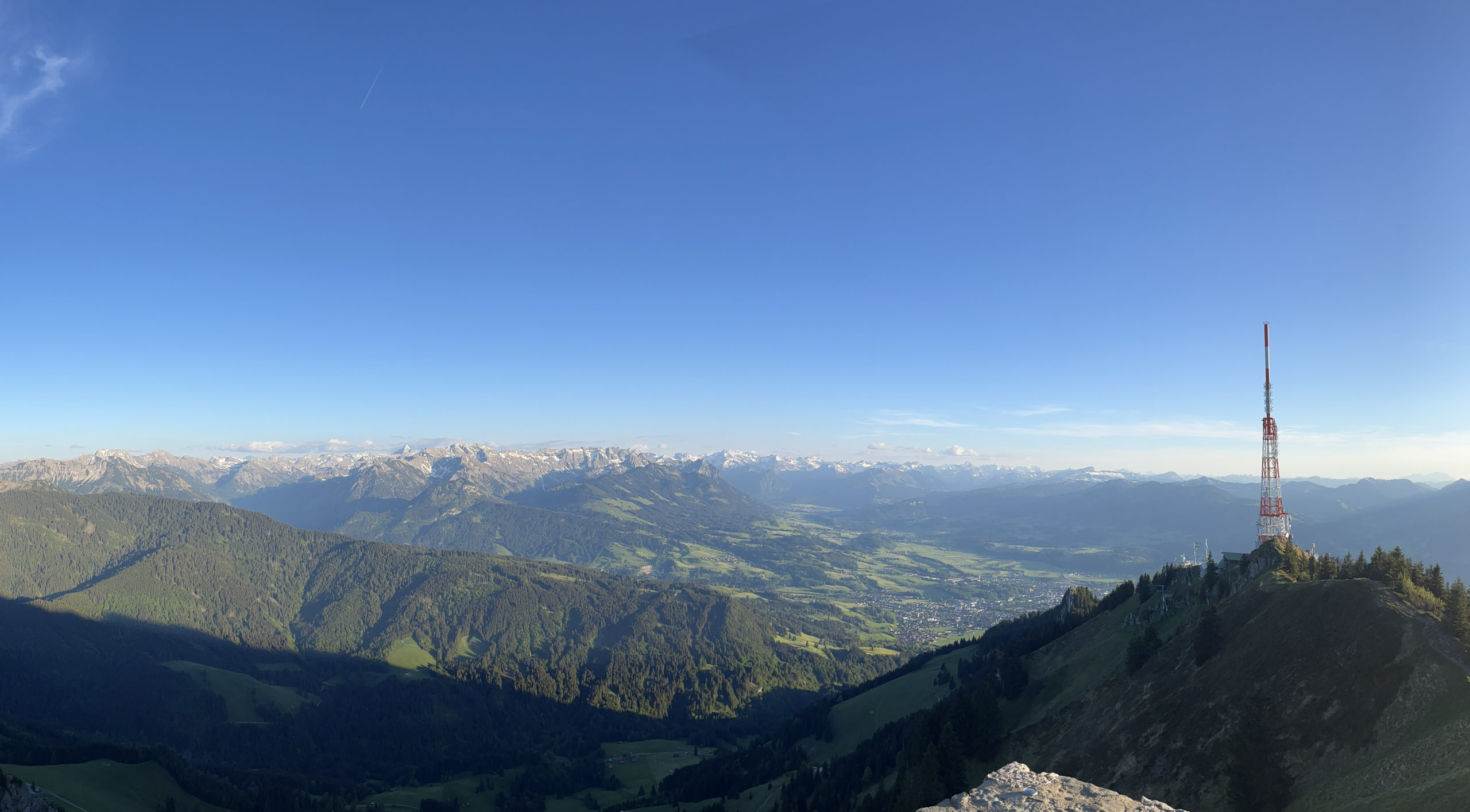 Blick vom Grünten auf den Allgäuer Hauptkamm mit Hochvogel, Großem Widderstein und Hohen Ifen; weitreichende Bergketten, Waldflanken und klarer Himmel - fotografiert von Bergkompass Bergwanderführer Pascal Schirmer