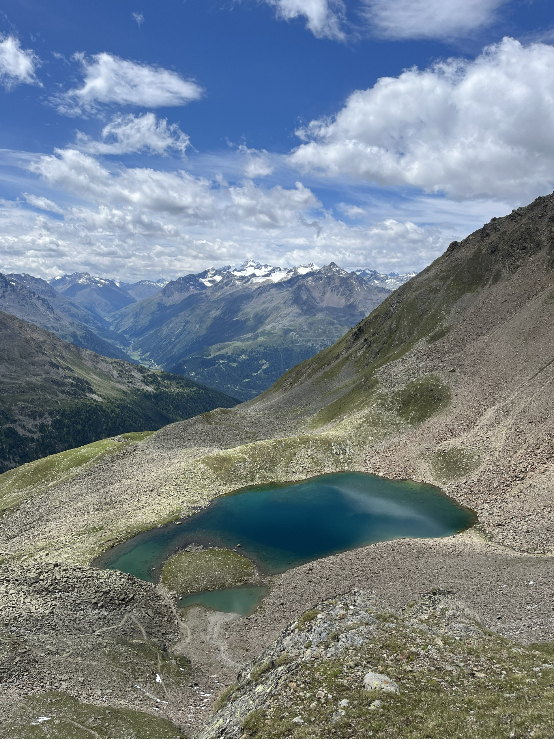 Laubkarsee im Vordergrund, Blick zum Brunnkogelhaus und zu den Ötztaler Alpen, klarer Bergsee und Felsflanken – fotografiert von Bergkompass Bergwanderführer Pascal Schirmer