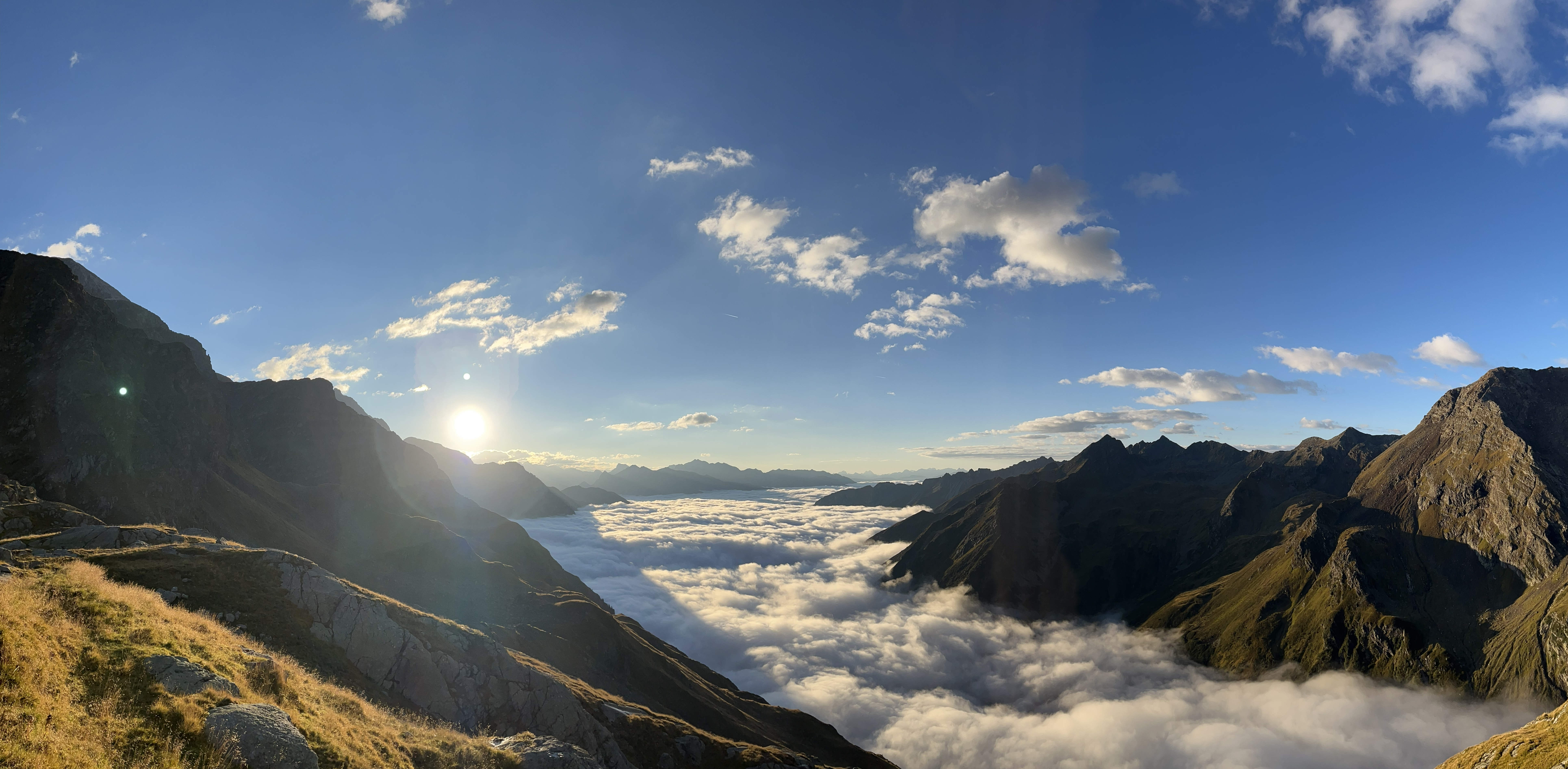 Sonnenaufgang über der Magdeburger Hütte mit einem Nebelmeer in den Südtiroler Alpen im Pflerschtal – fotografiert von Bergkompass Bergwanderführer Pascal Schirmer
