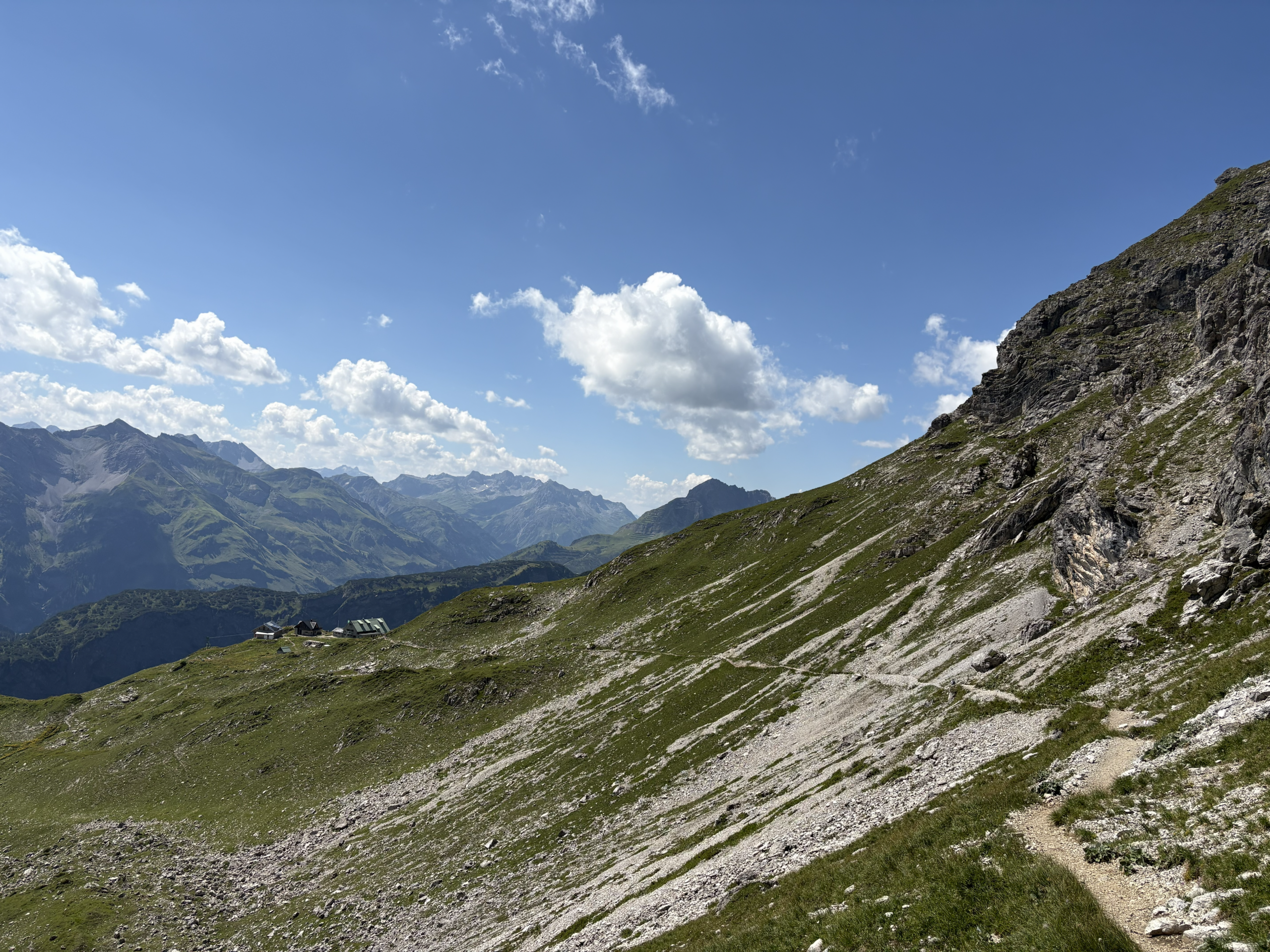 Mindelheimer Hütte von der Kemptner Scharte mit Braunarlspitze im Hintergrund Krumbacher Höhenweg – fotografiert von Bergkompass Bergwanderführer Pascal Schirmer