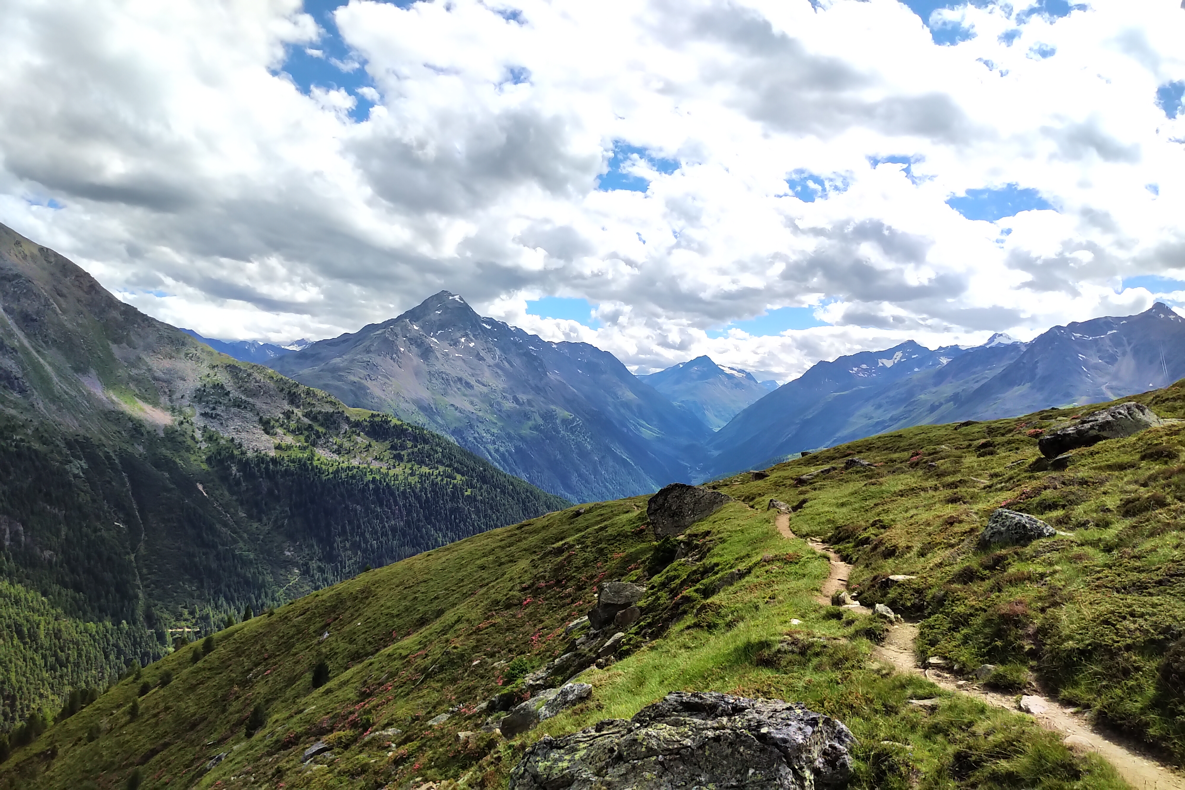 Blick vom Hochstubaihütten‑Aufstieg Richtung Ötztaler Alpen, weite Bergketten und klarer Himmel – fotografiert von Bergkompass Bergwanderführer Pascal Schirmer