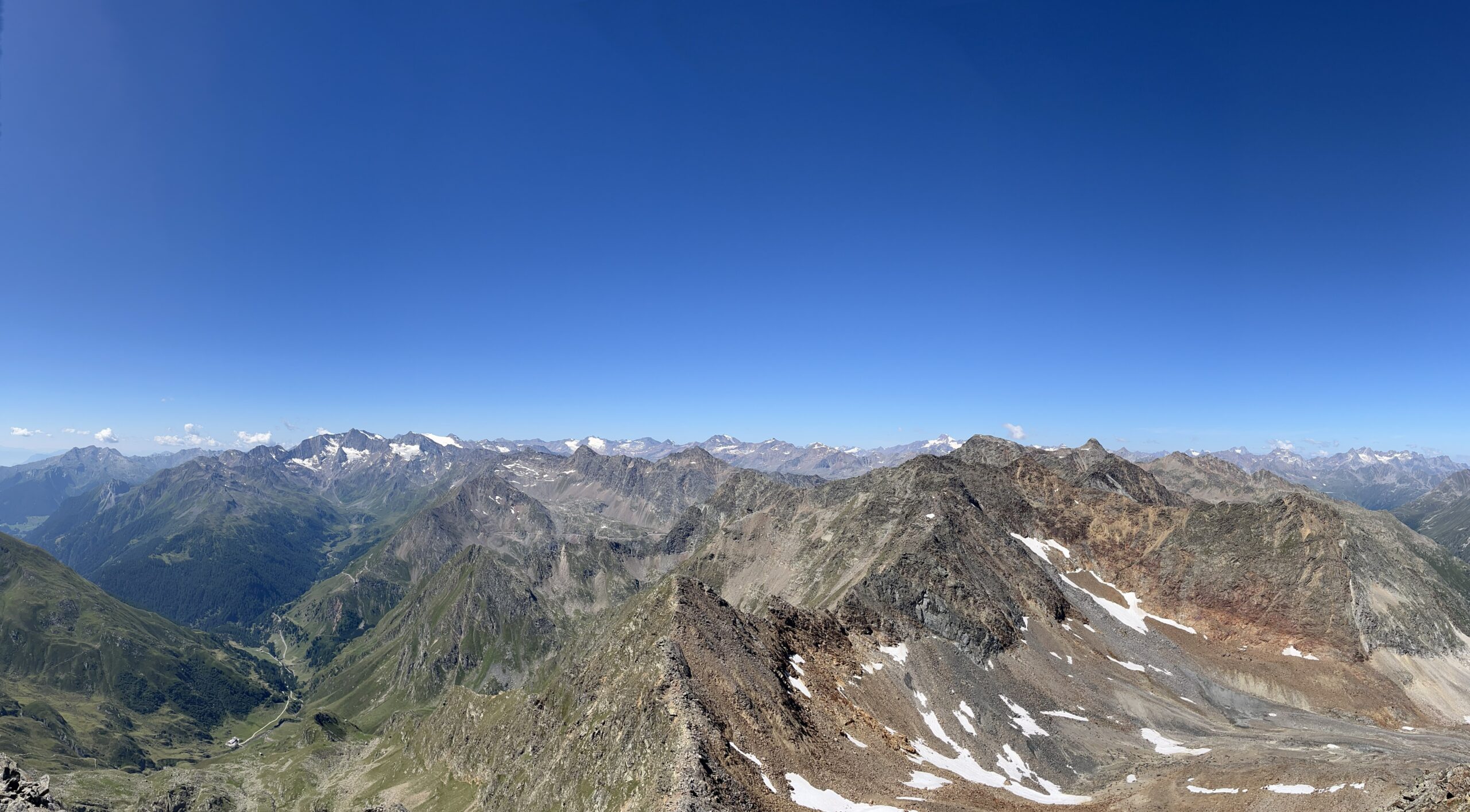 Bergpanorama vom Scheiblehnkogel über die umliegenden Alpen – fotografiert von Bergkompass Bergwanderführer Pascal Schirmer